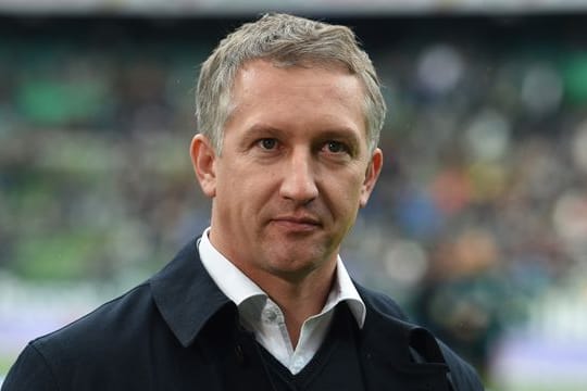Frank Baumann, Werders Geschäftsführer Sport, steht bei einem Interview auf dem Platz.