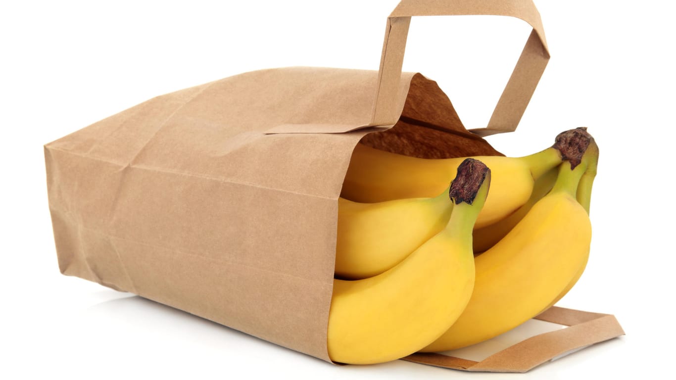 Exotische Frucht: Legen Sie die Bananen in eine Papiertüte und verschließen Sie diese gut.