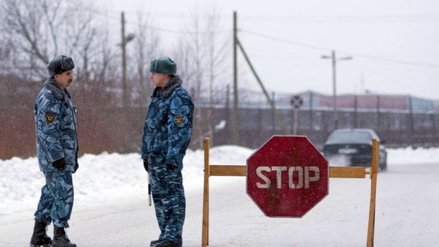 Offiziere der Spezialpolizei OMON stehen an einer Straßensperre unweit einer Strafkolonie in der Region Karelien.