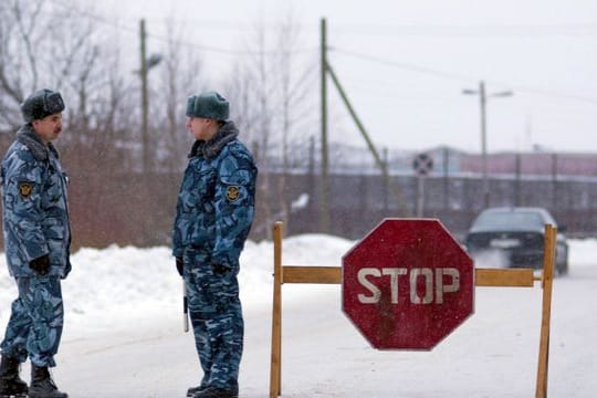 Offiziere der Spezialpolizei OMON stehen an einer Straßensperre unweit einer Strafkolonie in der Region Karelien.