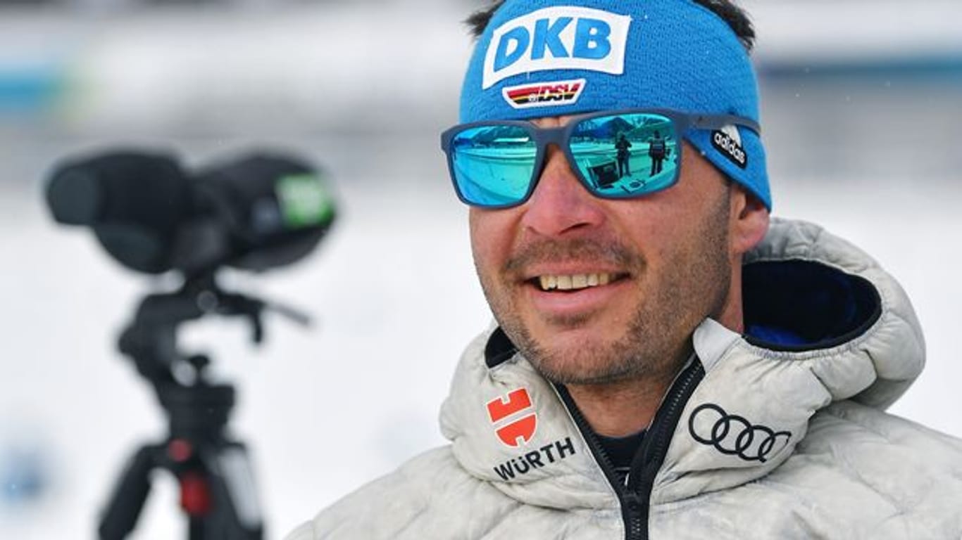 Kristian Mehringer, Biathlontrainer der deutschen Damen, am Schießstand.