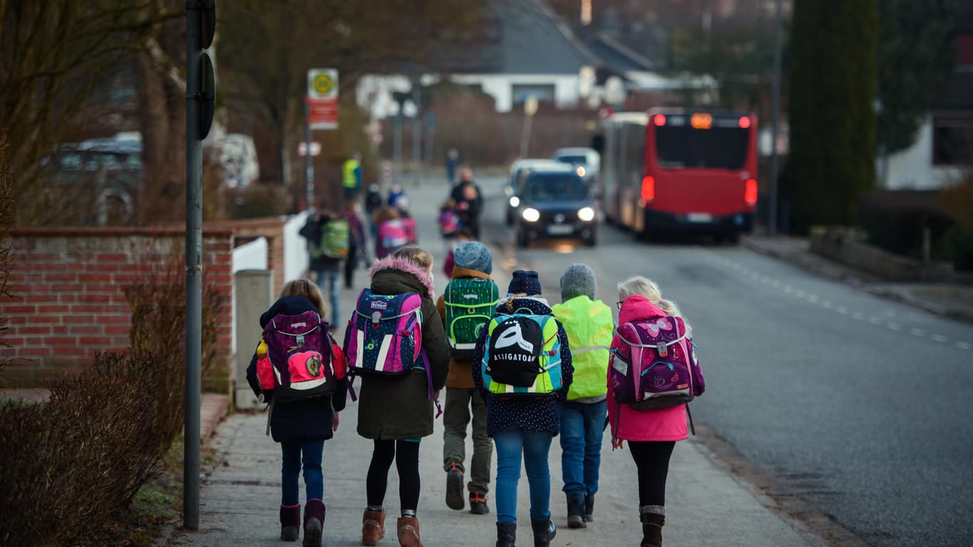 Schulkinder auf dem Weg zum Unterricht: In NRW wird wieder Präsenzunterricht aufgenommen.