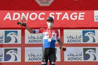 Der Niederländer Mathieu van der Poel feiert auf dem Podium seinen Sieg auf der ersten Etappe.