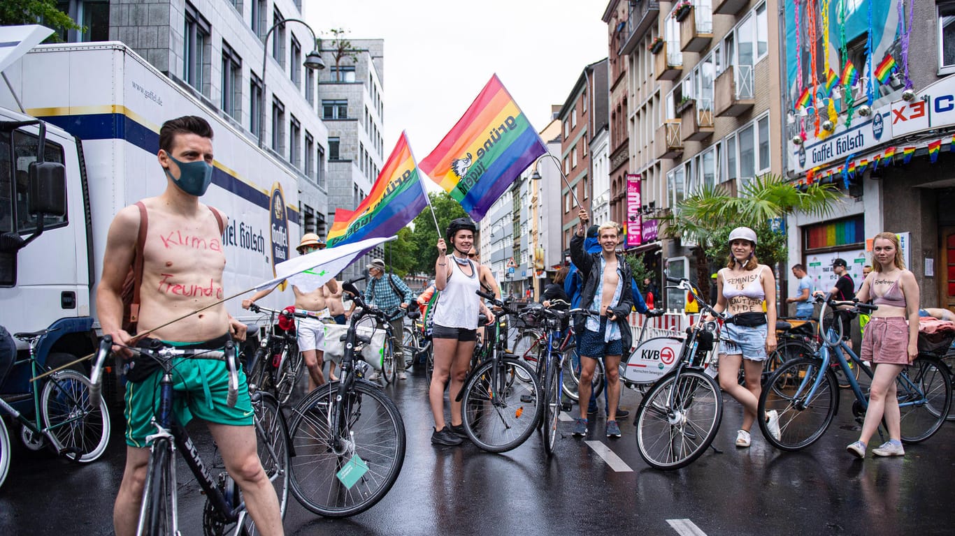Demonstranten beim "Cologne Naked Bike Ride" (Archivbild): Bei der Aktion sollte auf Probleme für Radler im Straßenverkehr aufmerksam gemacht werden. Auf der Riehler Straße soll nun eine Radfahrspur entstehen.