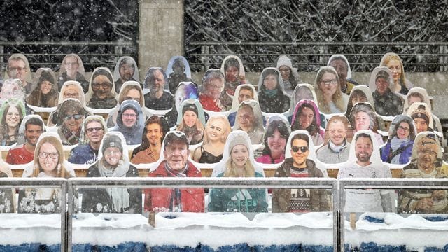 Pappfiguren sind auf der Tribüne in Oberstdorf aufgestellt.