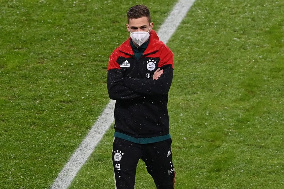 Joshua Kimmich mit Mund-Nasen-Bedeckung: Für die Bayern-Spieler gibt es neue Maßnahmen.