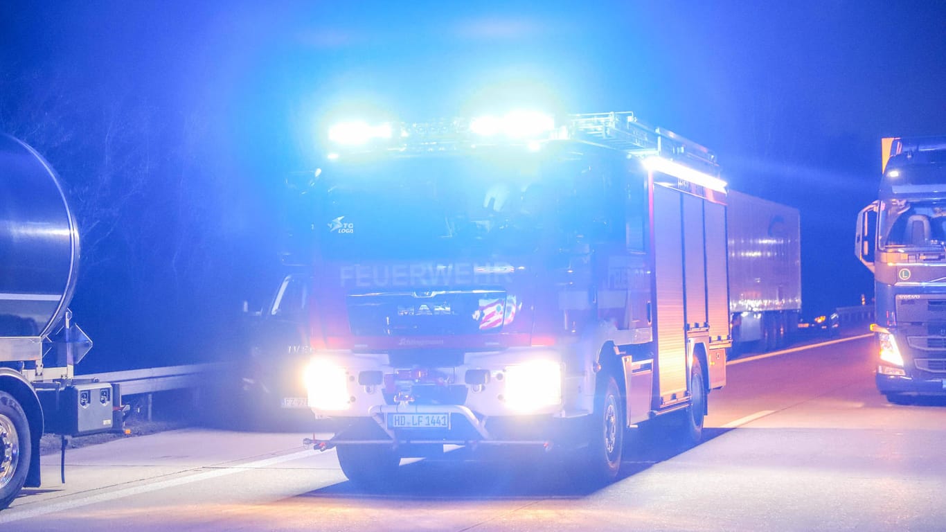 Ein Einsatzwagen der Feuerwehr fährt zu einem Einsatz: Zwei Personen sind auf der B244 tödlich verletzt worden.
