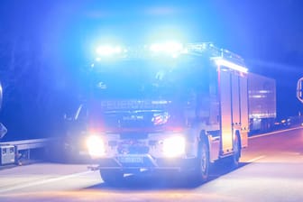 Ein Einsatzwagen der Feuerwehr fährt zu einem Einsatz: Zwei Personen sind auf der B244 tödlich verletzt worden.