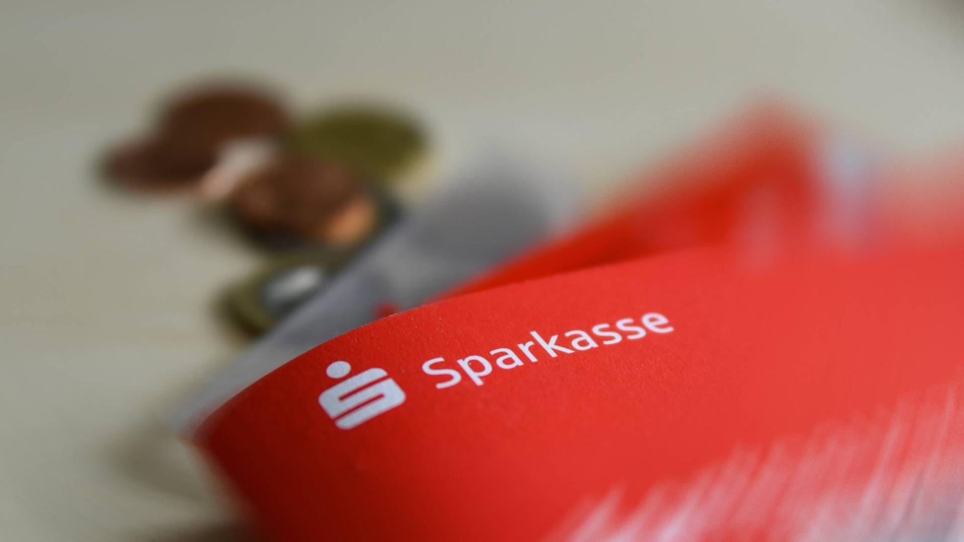 Ein Sparbuch bei der Sparkasse (Symbobild): Immer öfter müssen Kunden Negativzinsen bezahlen.