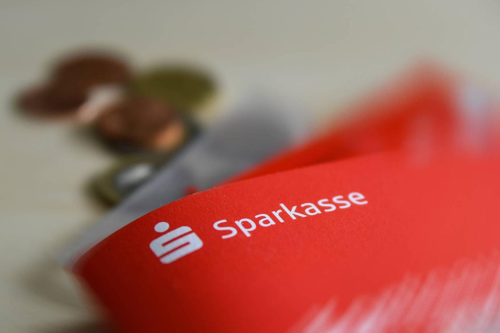 Ein Sparbuch bei der Sparkasse (Symbobild): Immer öfter müssen Kunden Negativzinsen bezahlen.