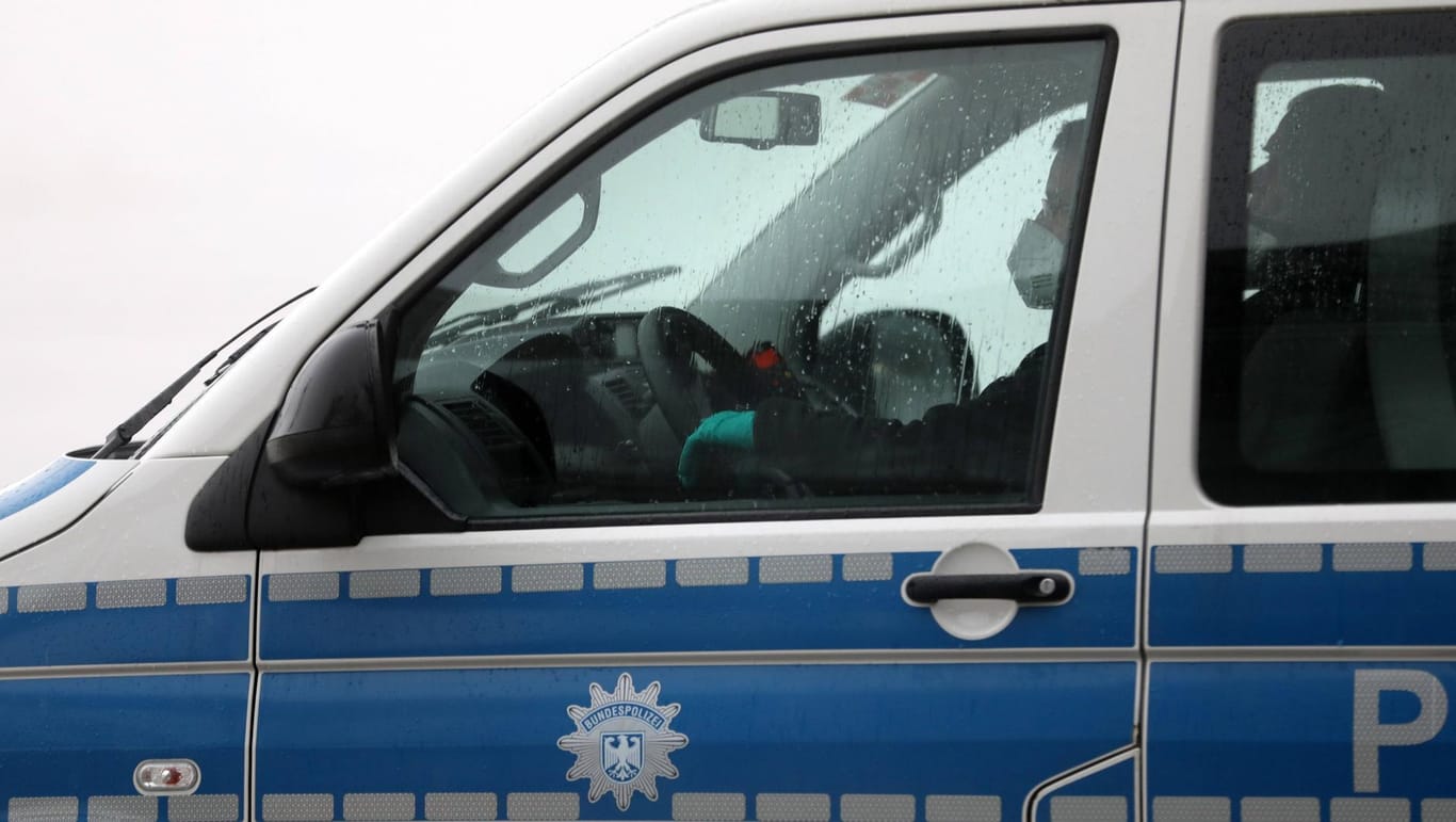 Ein Fahrzeug der Bundespolizei (Symbolbild): Zwei Unbekannte sollen einen Mann mit einer mutmaßlichen Schusswaffe bedroht haben.