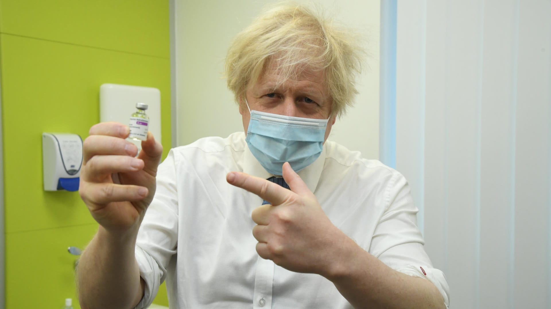 Boris Johnson, Premierminister von Großbritannien zeigt auf ein Fläschchen mit Impfstoff von Astrazeneca: Seine Impfstoffkampagne war ein voller Erfolg.