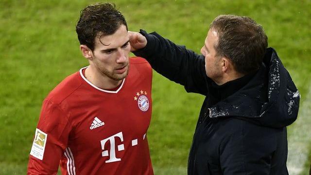 Bayerns Mittelfeldspieler Leon Goretzka (l) und Chef-Trainer Hansi Flick.