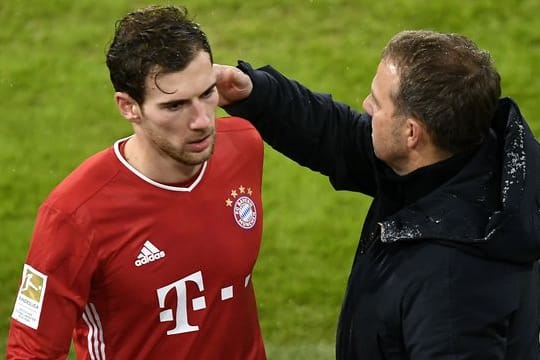 Bayerns Mittelfeldspieler Leon Goretzka (l) und Chef-Trainer Hansi Flick.