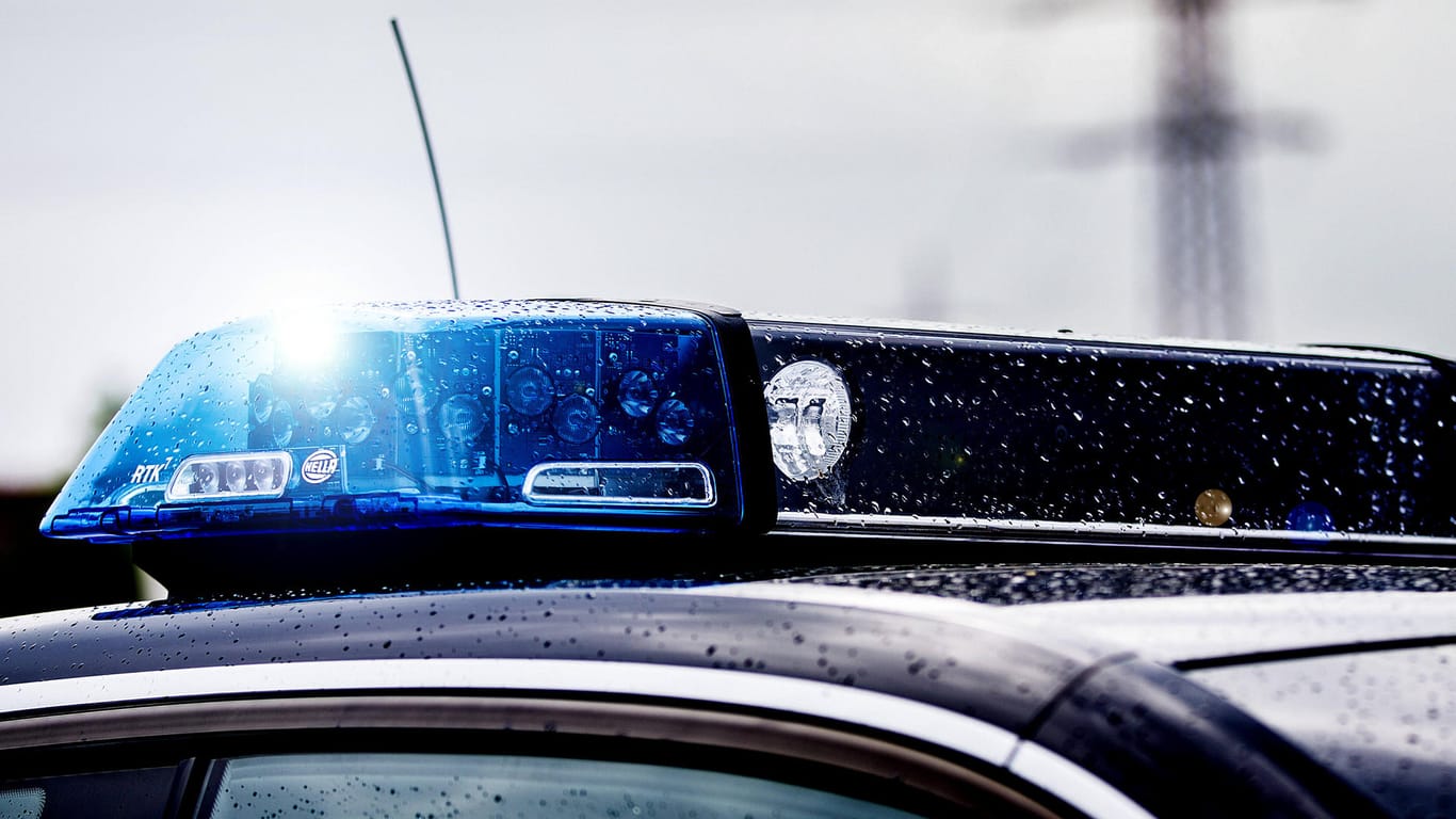 Ein Einsatzfahrzeug der Polizei mit Blaulicht (Symbolbild): In Wuppertal ist ein junger Mann bei einem Einbruch in ein Auto überrascht worden.