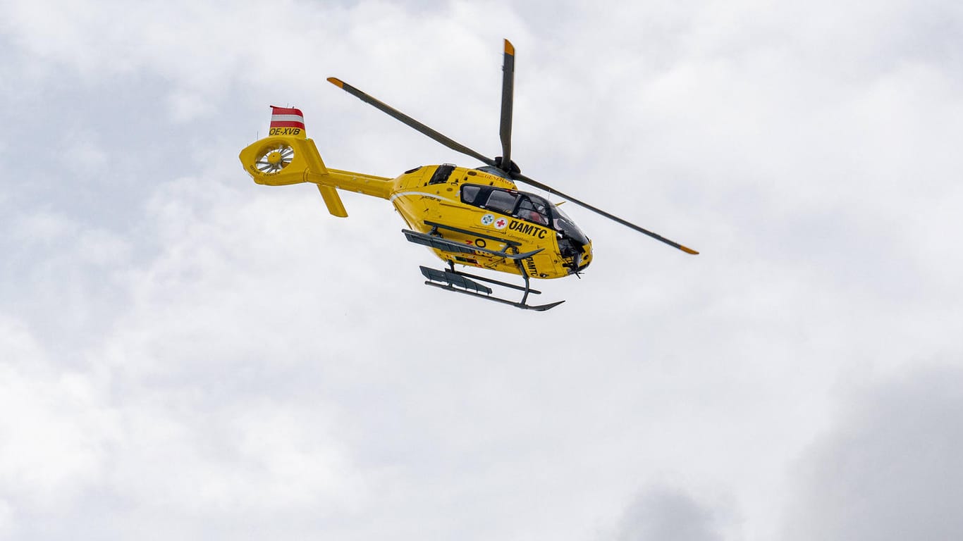 Hubschrauber der österreichischen Bergrettung: Die Bekannte des 22-Jährigen alarmierte die Helfer. (Symbolfoto)