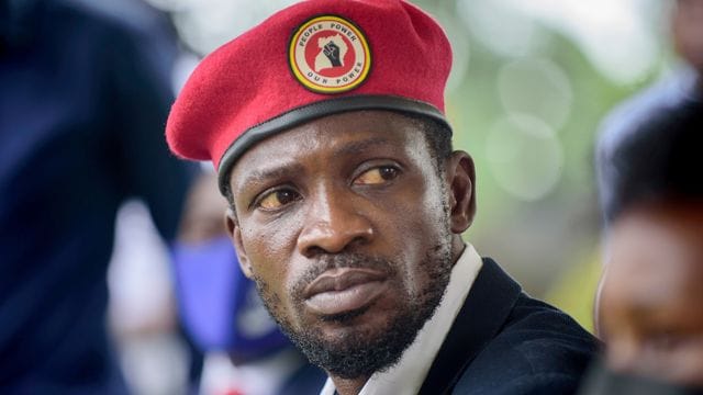 Ugandas Oppositionsführer Bobi Wine hat seine Beschwerde gegen die Ergebnisse der umstrittenen Präsidentenwahl vor Gericht zurückgezogen. Ugandas Oppositionsführer Bobi Wine hat seine Beschwerde gegen die Ergebnisse der umstrittenen Präsidentenwahl vor Gericht zurückgezogen.