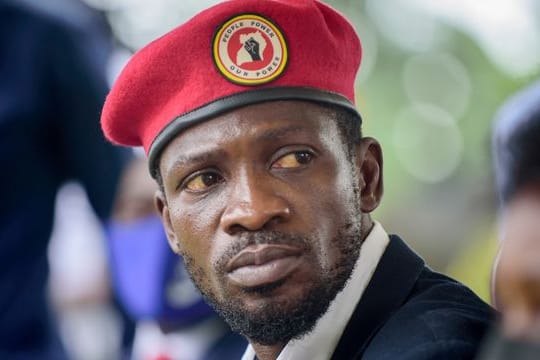 Ugandas Oppositionsführer Bobi Wine hat seine Beschwerde gegen die Ergebnisse der umstrittenen Präsidentenwahl vor Gericht zurückgezogen.