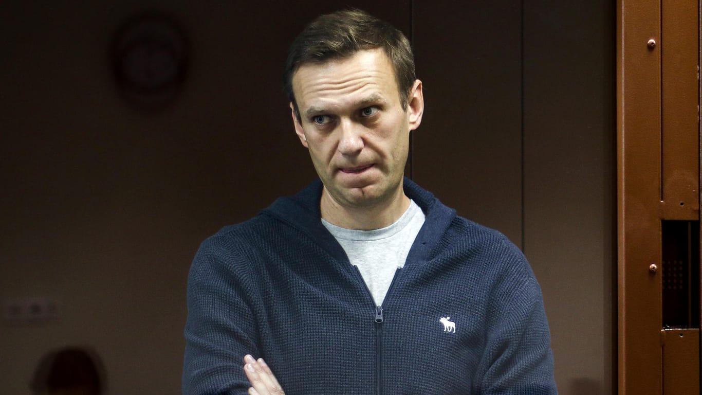 Der russische Oppositionspolitiker Alexej Nawalny hinter einer Glasscheibe während einer Anhörung vor einem Gericht: Die EU hat wegen seiner Verurteilung neue Sanktionen gegen Russland angekündigt.