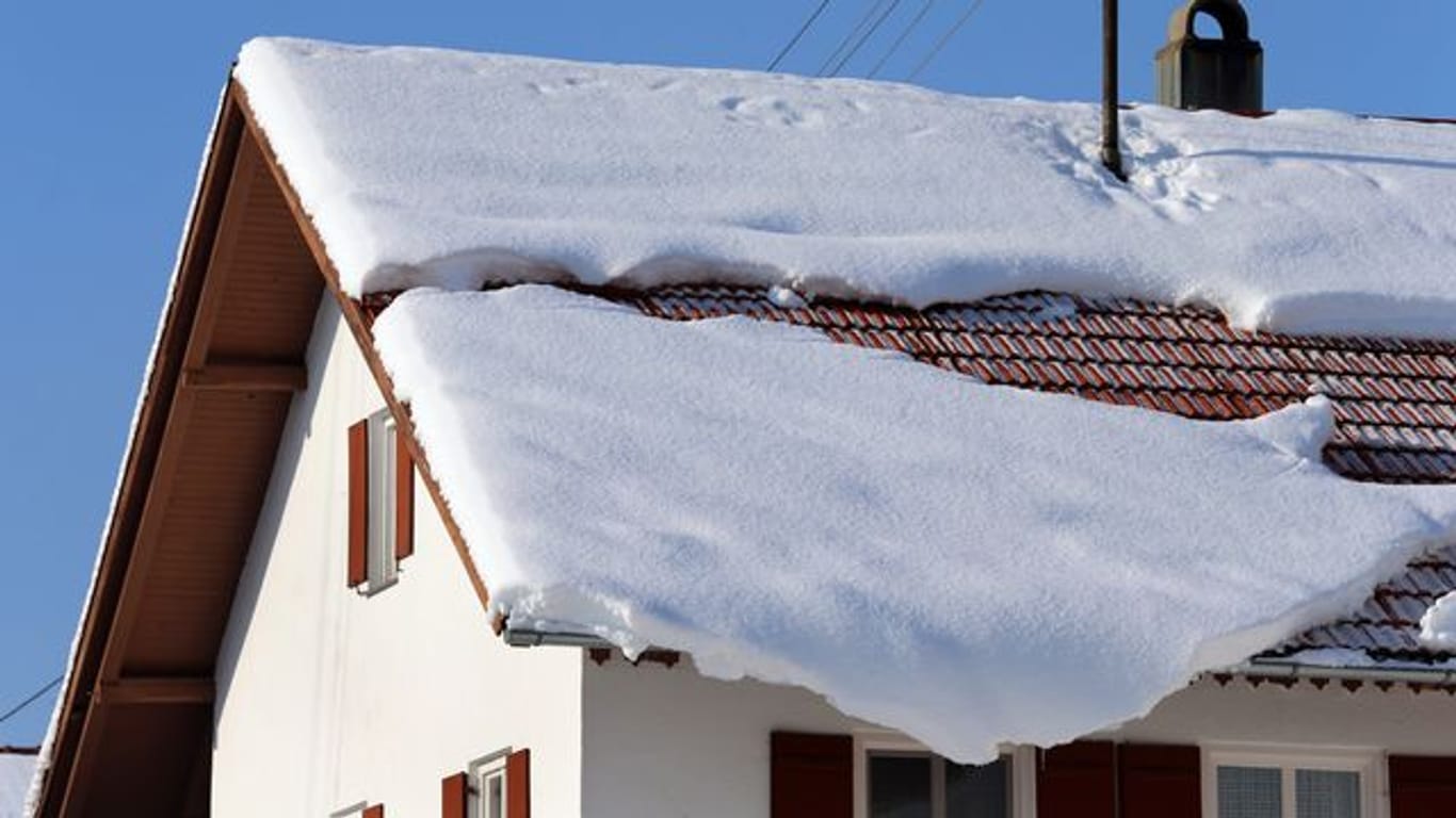 Rutscht der Schnee vom Dach, können Passanten zu Schaden kommen.