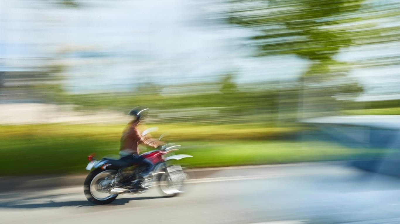 Ein Motorradfahrer ist schnell unterwegs (Symbolbild): Ein junger Mann aus Essen ist mit dem Motorrad seines Vaters vor der Polizei geflüchtet.