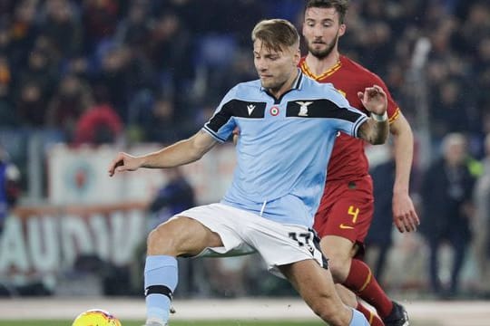 Lazios Ciro Immobile (l) freut sich auf das Duell mit dem FC Bayern München.