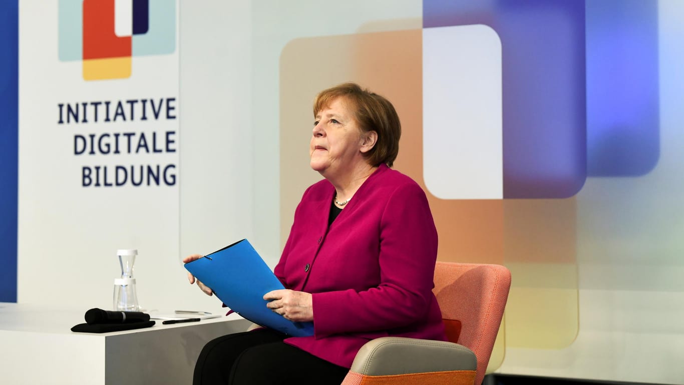 Bundeskanzlerin Angela Merkel: Die Bundesregierung will mit einer neuen Initiative die digitale Bildung aller Bürger fördern.