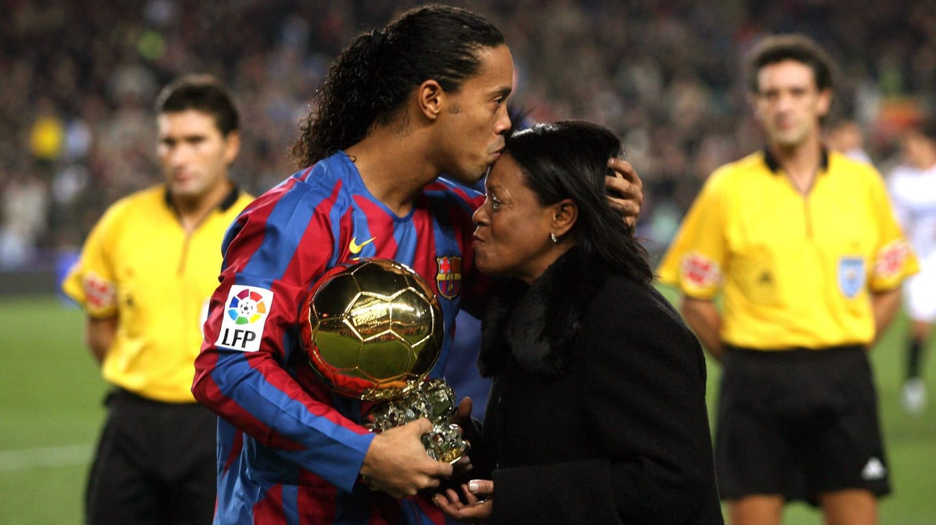 Ronaldinho mit seiner Mutter Donna Miguelina und dem Goldenen Ball als Auszeichnung zu Europas Fußballer des Jahres 2005.