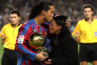 Ronaldinho mit seiner Mutter Donna Miguelina und dem Goldenen Ball als Auszeichnung zu Europas Fußballer des Jahres 2005.