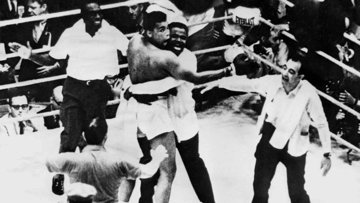 Miami, 25. Februar 1964: Cassius Clay jubelt nach dem Sieg über Sonny Liston in der siebten Runde des Weltmeisterkampfs.