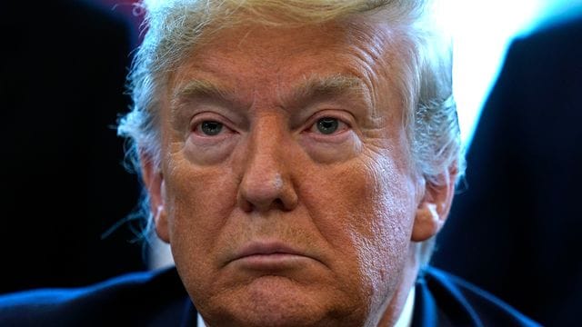Für Trump ist die Entscheidung eine schwere Niederlage in einem lange währenden Rechtsstreit, der den Supreme Court bereits im Sommer erreicht hatte. Für Trump ist die Entscheidung eine schwere Niederlage in einem lange währenden Rechtsstreit, der den Supreme Court bereits im Sommer erreicht hatte.