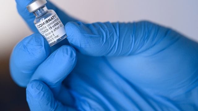 Am Wochenende waren bereits Ergebnisse einer Publikation von Biontech/Pfizer zusammen mit dem israelischen Gesundheitsministerium bekanntgeworden, der zufolge der Impfstoff "hocheffektiv" bei der Verhinderung von Infektionen mit Sars-CoV-2 ist. Am Wochenende waren bereits Ergebnisse einer Publikation von Biontech/Pfizer zusammen mit dem israelischen Gesundheitsministerium bekanntgeworden, der zufolge der Impfstoff "hocheffektiv" bei der Verhinderung von Infektionen mit Sars-CoV-2 ist.