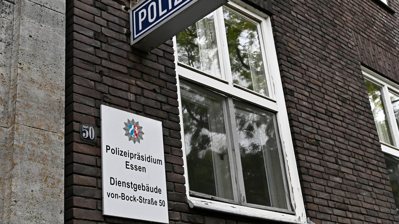 Die Fassade der Polizeiwache des Präsidiums Essen/Mülheim-Ruhr (Archivbild): Laut einer Untersuchung sollen die umstrittenen Chatgruppen nicht extremistisch gewesen sein.