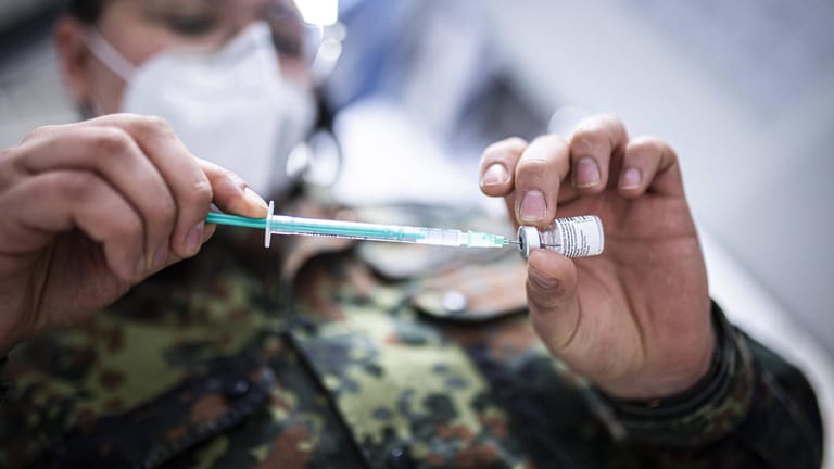 Soldatin mit Corona-Impfstoff: Die Bundeswehr soll bis Mitte März zwei Impfzentren errichten.