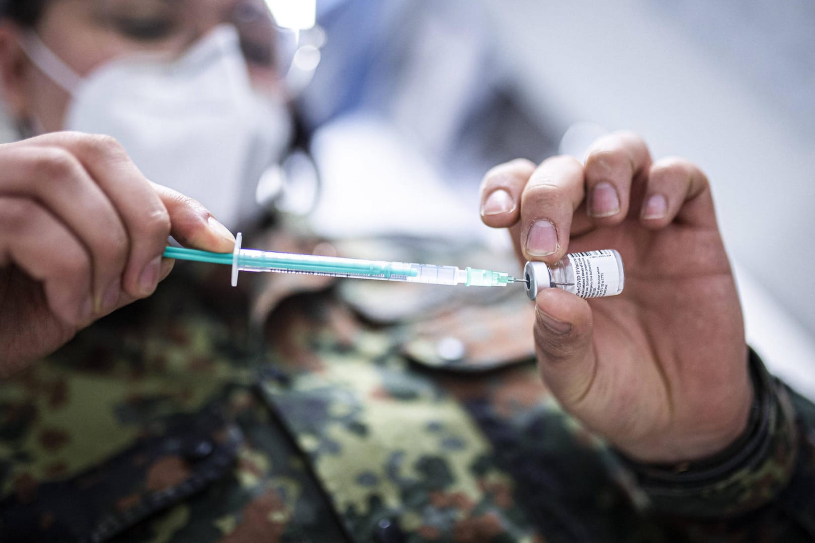 Soldatin mit Corona-Impfstoff: Die Bundeswehr soll bis Mitte März zwei Impfzentren errichten.