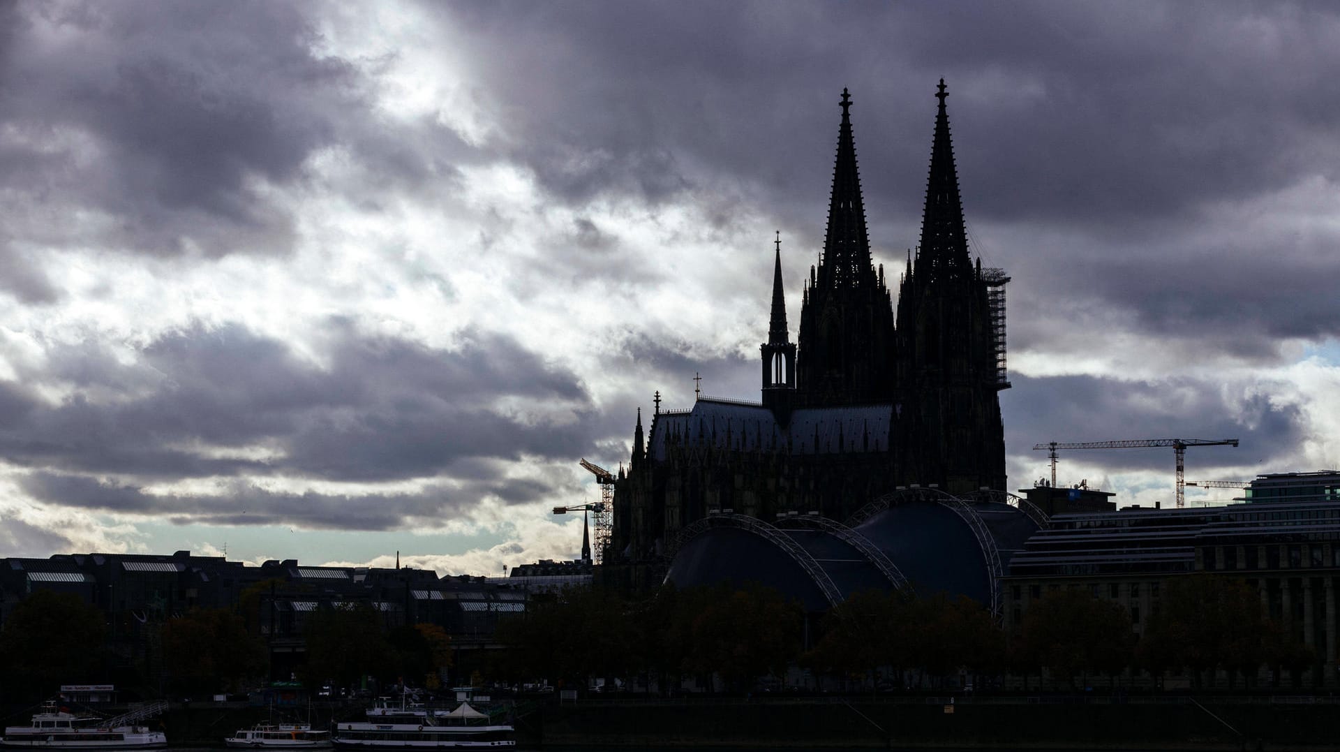 Der Kölner Dom mit der Kölner Altstadt, gesehen von den Rheinterrassen aus (Symbolbild): Nach Missbrauchsvorwürfen hat sich ein ehemaliger Pfarrer nun das Leben genommen.