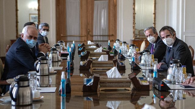Irans Außenminister Mohammed Dschawad Sarif zusammen mit dem IAEA-Generaldirektor Rafael Grossi in Teheran. Irans Außenminister Mohammed Dschawad Sarif zusammen mit dem IAEA-Generaldirektor Rafael Grossi in Teheran.