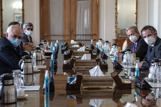 Irans Außenminister Mohammed Dschawad Sarif zusammen mit dem IAEA-Generaldirektor Rafael Grossi in Teheran.