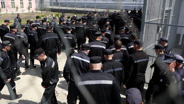 Gefangene in Belgorod beim Hofgang: Die Anstalten in Russland gelten als äußerst hart.