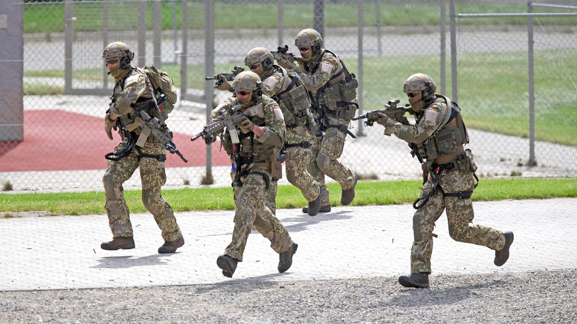 Soldaten des Kommandos Spezialkräfte bei einer Übung: Das KSK war in der Vergangenheit unter anderem wegen Waffenhortungen und rechtsextreme Einstellungen einzelner Mitglieder in die Schlagzeilen geraten.