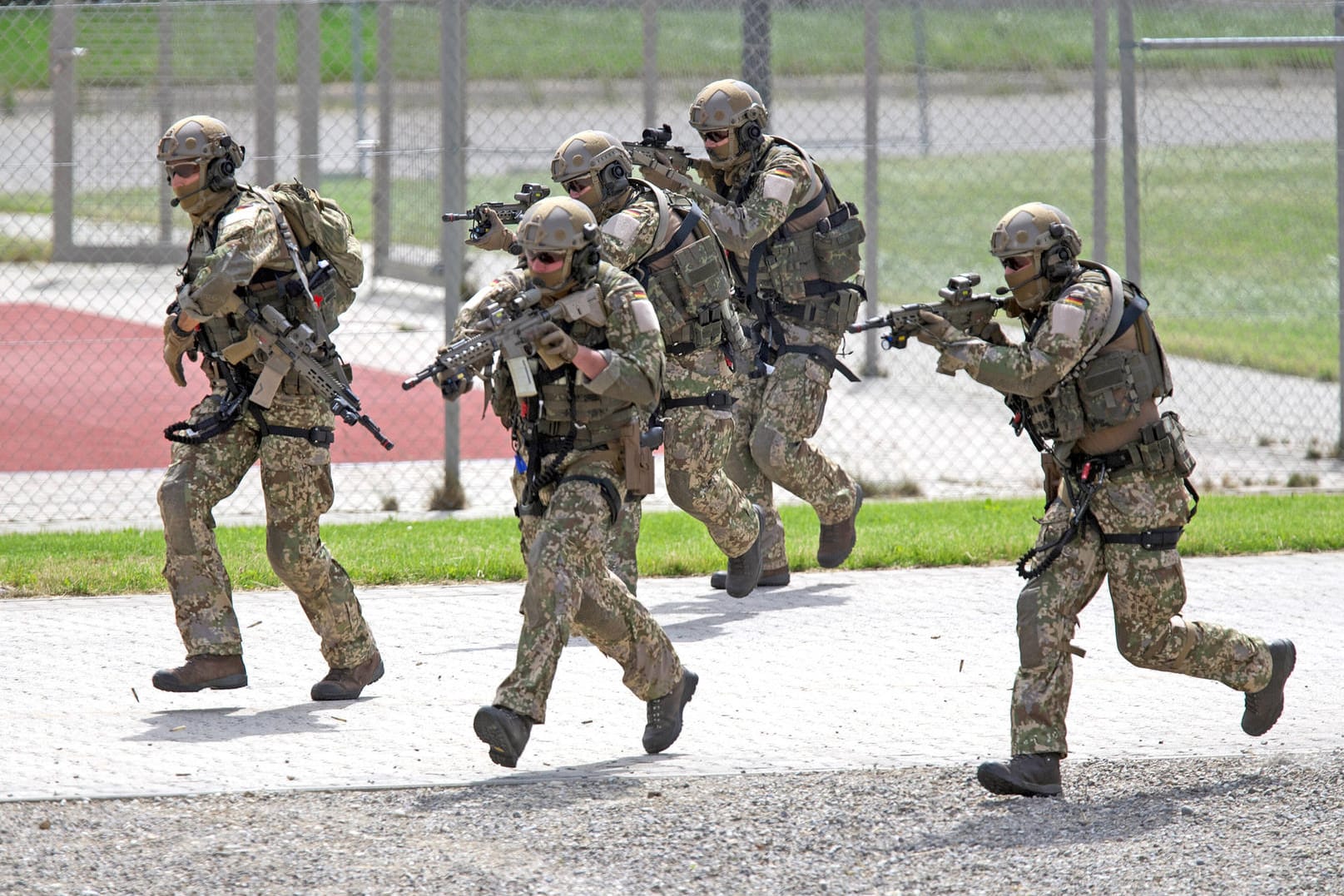 Soldaten des Kommandos Spezialkräfte bei einer Übung: Das KSK war in der Vergangenheit unter anderem wegen Waffenhortungen und rechtsextreme Einstellungen einzelner Mitglieder in die Schlagzeilen geraten.