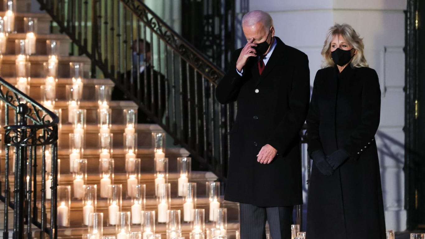 US-Präsident Joe Biden und seine Ehefrau Jill Biden gedenken den Opfern der Corona-Pandemie vor dem Weißen Haus: Die amerikanischen Flaggen werden für fünf Tage auf halbmast gesetzt – es gab eine Schweigeminute.