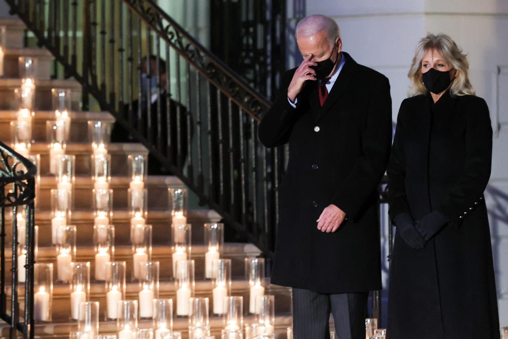 US-Präsident Joe Biden und seine Ehefrau Jill Biden gedenken den Opfern der Corona-Pandemie vor dem Weißen Haus: Die amerikanischen Flaggen werden für fünf Tage auf halbmast gesetzt – es gab eine Schweigeminute.