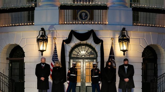 US-Präsident Joe Biden (l-r), Jill Biden, Vizepräsidentin Kamala Harris und ihr Mann Douglas Emhoff gedenken mit einer Schweigeminute vor dem Weißen Haus der Opfer der Pandemie.