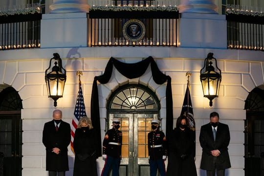 US-Präsident Joe Biden (l-r), Jill Biden, Vizepräsidentin Kamala Harris und ihr Mann Douglas Emhoff gedenken mit einer Schweigeminute vor dem Weißen Haus der Opfer der Pandemie.