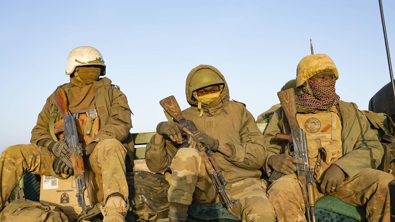 Malische Soldaten machen im Rahmen der G5-Saheltruppe Jagd auf Terroristen.