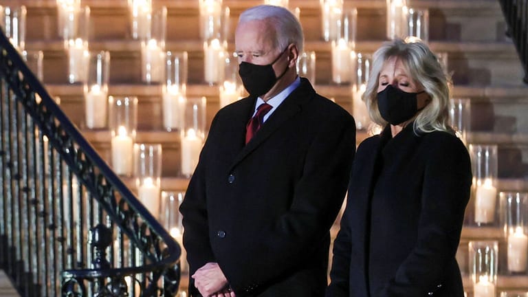 Joe Biden und Ehefrau Jill beim Gedenken im Weißen Haus: "Düsterer, erschütternder Meilenstein."