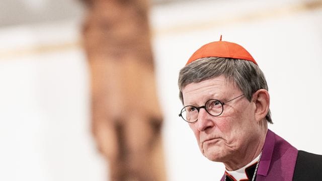 Der Kölner Kardinal Rainer Maria Woelki hat ein Gutachten zum Umgang von Bistumsverantwortlichen mit Vorwürfen des sexuellen Missbrauchs von Kindern gegen Priester in Auftrag gegeben, hält es aber unter Verschluss. Der Kölner Kardinal Rainer Maria Woelki hat ein Gutachten zum Umgang von Bistumsverantwortlichen mit Vorwürfen des sexuellen Missbrauchs von Kindern gegen Priester in Auftrag gegeben, hält es aber unter Verschluss.