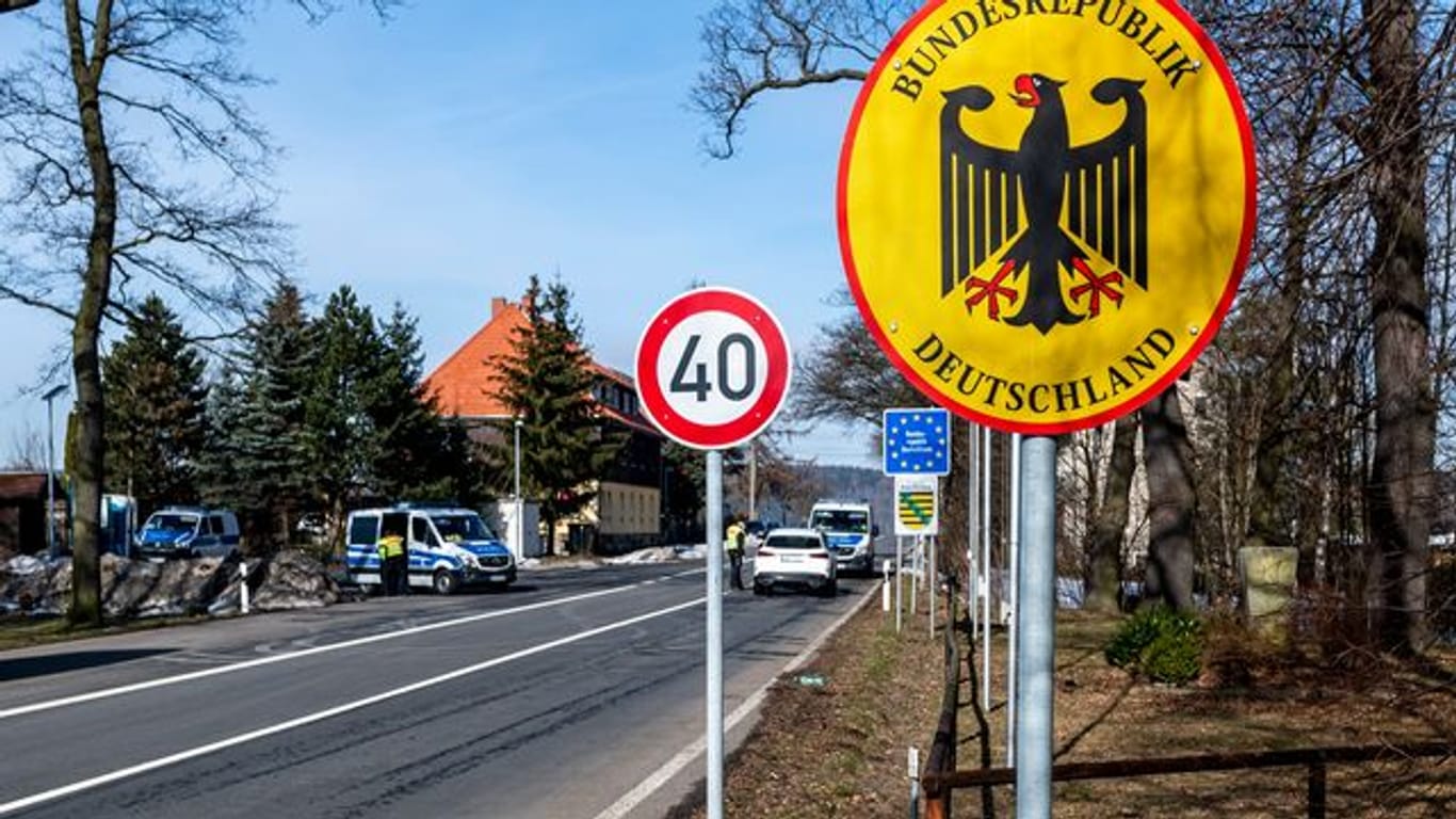 Polizei-Kontrolle an der deutsch-tschechischen Grenze.