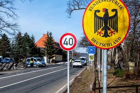 Polizei-Kontrolle an der deutsch-tschechischen Grenze.